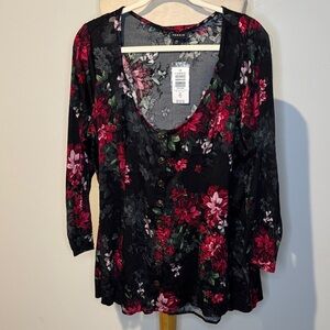 Torrid NWT Black and Red Floral Blouse sz 00 (10)